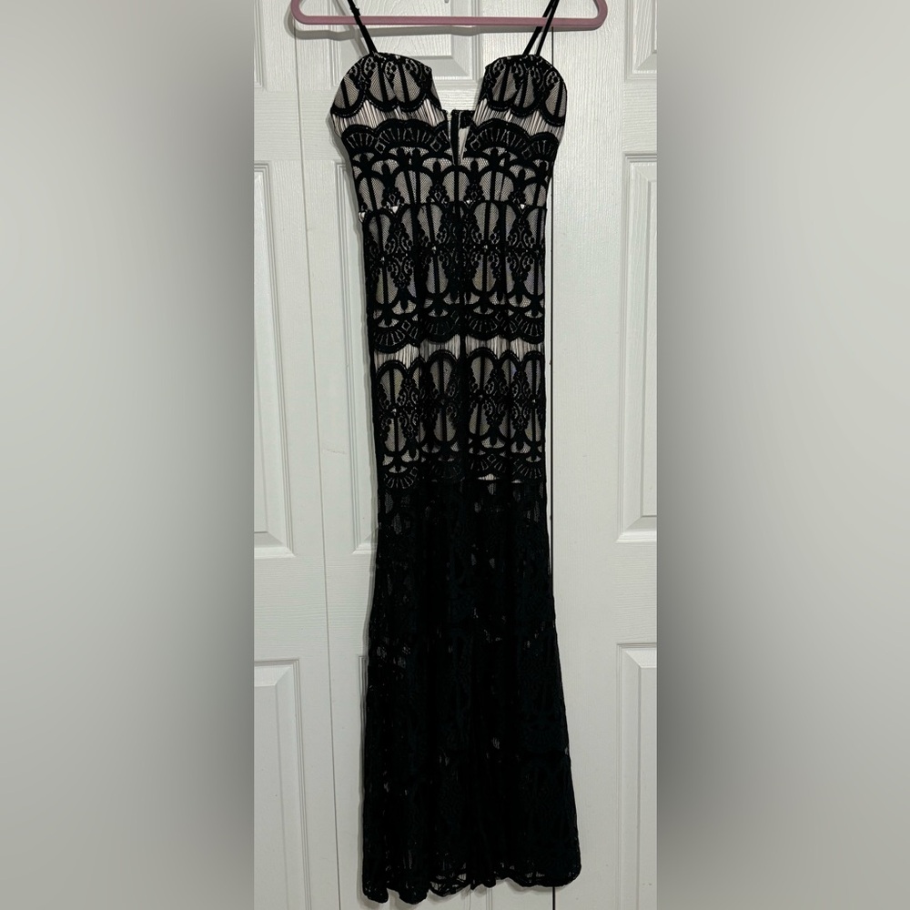 Elegant Black Lace split front Evening Gown - Picture 2 of 9